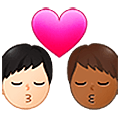👨🏻‍❤️‍💋‍👨🏾 Emoji sich küssendes Paar - Mann: helle Hautfarbe, Mann: mitteldunkle Hautfarbe Samsung One UI 5.0.