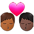 👨🏾‍❤️‍💋‍👨🏿 Emoji sich küssendes Paar - Mann: mitteldunkle Hautfarbe, Mann: dunkle Hautfarbe Samsung One UI 5.0.