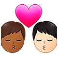 👨🏾‍❤️‍💋‍👨🏻 Emoji Beso - Hombre: Tono De Piel Oscuro Medio, Hombre: Tono De Piel Claro en Samsung One UI 5.0.
