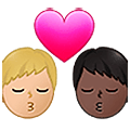 👨🏼‍❤️‍💋‍👨🏿 Emoji Beijo - Homem: Pele Morena Clara, Homem: Pele Escura na Samsung One UI 5.0.