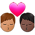 👨🏽‍❤️‍💋‍👨🏿 Emoji sich küssendes Paar - Mann: mittlere Hautfarbe, Mann: dunkle Hautfarbe Samsung One UI 5.0.