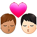 👨🏽‍❤️‍💋‍👨🏻 Emoji Beijo - Homem: Pele Morena, Homem: Pele Clara na Samsung One UI 5.0.