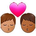 Emoji 👨🏽‍❤️‍💋‍👨🏾 Bacio Tra Coppia - Uomo: Carnagione Abbastanza Chiara su Samsung One UI 5.0.