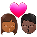 sich küssendes Paar - Mann: mitteldunkle Hautfarbe, Frau: dunkle Hautfarbe Samsung One UI 5.0.