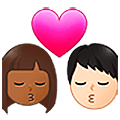 👨🏾‍❤️‍💋‍👩🏻 Emoji Beso - Hombre: Tono De Piel Oscuro Medio, Mujer: Tono De Piel Claro en Samsung One UI 5.0.