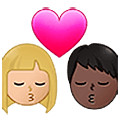 👨🏼‍❤️‍💋‍👩🏿 Emoji sich küssendes Paar - Mann: mittelhelle Hautfarbe, Frau: dunkle Hautfarbe Samsung One UI 5.0.