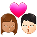 👨🏽‍❤️‍💋‍👩🏻 Emoji sich küssendes Paar - Mann: mittlere Hautfarbe, Frau: helle Hautfarbe Samsung One UI 5.0.