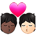 Emoji 🧑🏿‍❤️‍💋‍🧑🏻 Bacio Tra Coppia: persona, persona, Carnagione Scura, Carnagione Chiara su Samsung One UI 5.0.