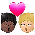 🧑🏿‍❤️‍💋‍🧑🏼 Emoji sich küssendes Paar: Person, Person, dunkle Hautfarbe, mittelhelle Hautfarbe Samsung One UI 5.0.