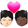 Emoji 🧑🏻‍❤️‍💋‍🧑🏿 Bacio Tra Coppia: persona, persona, Carnagione Chiara, Carnagione Scura su Samsung One UI 5.0.