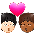 Emoji 🧑🏻‍❤️‍💋‍🧑🏾 Bacio Tra Coppia: persona, persona, Carnagione Chiara, Carnagione Abbastanza Scura su Samsung One UI 5.0.