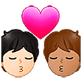 🧑🏻‍❤️‍💋‍🧑🏽 Emoji sich küssendes Paar: Person, Person, helle Hautfarbe, mittlere Hautfarbe Samsung One UI 5.0.