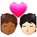 🧑🏾‍❤️‍💋‍🧑🏻 Emoji sich küssendes Paar: Person, Person, mitteldunkle Hautfarbe, helle Hautfarbe Samsung One UI 5.0.