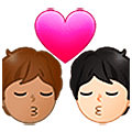 Emoji 🧑🏽‍❤️‍💋‍🧑🏻 Bacio Tra Coppia: persona, persona, Carnagione Olivastra, Carnagione Chiara su Samsung One UI 5.0.