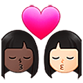 👩🏿‍❤️‍💋‍👩🏻 Emoji sich küssendes Paar - Frau: dunkle Hautfarbe, Frau: helle Hautfarbe Samsung One UI 5.0.