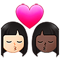 👩🏻‍❤️‍💋‍👩🏿 Emoji Beso - Mujer, Mujer: Tono De Piel Claro, Tono De Piel Oscuro en Samsung One UI 5.0.