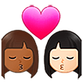 👩🏾‍❤️‍💋‍👩🏻 Emoji sich küssendes Paar - Frau: mitteldunkle Hautfarbe, Frau: helle Hautfarbe Samsung One UI 5.0.