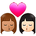 👩🏽‍❤️‍💋‍👩🏻 Emoji Beijo - Mulher: Pele Morena, Mulher: Pele Clara na Samsung One UI 5.0.