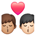 👨🏽‍❤️‍💋‍👨🏻 Emoji sich küssendes Paar - Mann: mittlere Hautfarbe, Mann: helle Hautfarbe Samsung One UI 6.1.