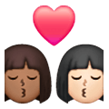 👩🏾‍❤️‍💋‍👩🏻 Emoji sich küssendes Paar - Frau: mitteldunkle Hautfarbe, Frau: helle Hautfarbe Samsung One UI 6.1.