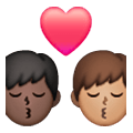 👨🏿‍❤️‍💋‍👨🏽 Emoji sich küssendes Paar - Mann: dunkle Hautfarbe, Mann: mittlere Hautfarbe Samsung One UI 6.1.