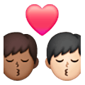 👨🏾‍❤️‍💋‍👨🏻 Emoji sich küssendes Paar - Mann: mitteldunkle Hautfarbe, Mann: helle Hautfarbe Samsung One UI 6.1.