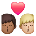 👨🏾‍❤️‍💋‍👨🏼 Emoji sich küssendes Paar - Mann: mitteldunkle Hautfarbe, Mann: mittelhelle Hautfarbe Samsung One UI 6.1.