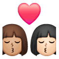 👩🏽‍❤️‍💋‍👩🏻 Emoji sich küssendes Paar - Frau: mittlere Hautfarbe, Frau: helle Hautfarbe Samsung One UI 6.1.
