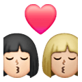 👩🏻‍❤️‍💋‍👩🏼 Emoji sich küssendes Paar - Frau: helle Hautfarbe, Frau: mittelhelle Hautfarbe Samsung One UI 6.1.