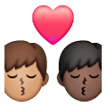 👨🏽‍❤️‍💋‍👨🏿 Emoji sich küssendes Paar - Mann: mittlere Hautfarbe, Mann: dunkle Hautfarbe Samsung One UI 6.1.