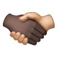 🫱🏿‍🫲🏼 Emoji Handschlag: dunkle Hautfarbe, mittelhelle Hautfarbe Samsung One UI 6.1.