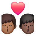 👨🏾‍❤️‍💋‍👨🏿 Emoji sich küssendes Paar - Mann: mitteldunkle Hautfarbe, Mann: dunkle Hautfarbe Samsung One UI 6.1.