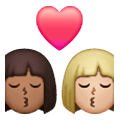 👩🏾‍❤️‍💋‍👩🏼 Emoji sich küssendes Paar - Frau: mitteldunkle Hautfarbe, Frau: mittelhelle Hautfarbe Samsung One UI 6.1.