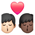 👨‍❤️‍💋‍👨🏿 Emoji sich küssendes Paar - Mann, Mann: dunkle Hautfarbe Samsung One UI 6.1.