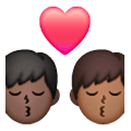 👨🏿‍❤️‍💋‍👨🏾 Emoji sich küssendes Paar - Mann: dunkle Hautfarbe, Mann: mitteldunkle Hautfarbe Samsung One UI 6.1.