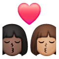 👩🏿‍❤️‍💋‍👩🏽 Emoji sich küssendes Paar - Frau: dunkle Hautfarbe, Frau: mittlere Hautfarbe Samsung One UI 6.1.