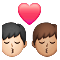 👨🏻‍❤️‍💋‍👨🏾 Emoji sich küssendes Paar - Mann: helle Hautfarbe, Mann: mitteldunkle Hautfarbe Samsung One UI 6.1.