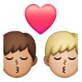 👨🏽‍❤️‍💋‍👨🏼 Emoji sich küssendes Paar - Mann: mittlere Hautfarbe, Mann: mittelhelle Hautfarbe Samsung One UI 6.1.