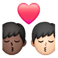 👨🏿‍❤️‍💋‍👨🏻 Emoji Beso - Hombre: Tono De Piel Oscuro, Hombre: Tono De Piel Claro en Samsung One UI 6.1.