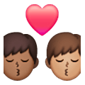 👨🏾‍❤️‍💋‍👨🏽 Emoji sich küssendes Paar - Mann: mitteldunkle Hautfarbe, Mann: mittlere Hautfarbe Samsung One UI 6.1.