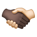 🫱🏿‍🫲🏻 Emoji Handschlag: dunkle Hautfarbe, helle Hautfarbe Samsung One UI 6.1.