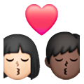 👩🏻‍❤️‍💋‍👨🏿 Emoji sich küssendes Paar - Frau: helle Hautfarbe, Mann: dunkle Hautfarbe Samsung One UI 6.1.