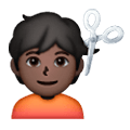 💇🏿 Emoji Persona Cortándose El Pelo: Tono De Piel Oscuro en Samsung One UI 6.1.