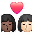 👩🏿‍❤️‍💋‍👩🏻 Emoji sich küssendes Paar - Frau: dunkle Hautfarbe, Frau: helle Hautfarbe Samsung One UI 6.1.