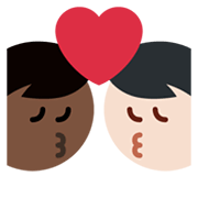 👨🏻‍❤️‍💋‍👨🏿 Emoji sich küssendes Paar - Mann: helle Hautfarbe, Mann: dunkle Hautfarbe Twitter Twemoji 13.1.