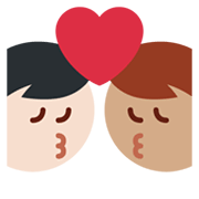 👨🏽‍❤️‍💋‍👨🏻 Emoji sich küssendes Paar - Mann: mittlere Hautfarbe, Mann: helle Hautfarbe Twitter Twemoji 13.1.