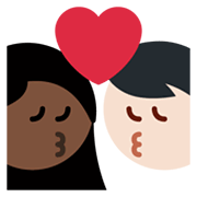 👩🏻‍❤️‍💋‍👨🏿 Emoji sich küssendes Paar - Frau: helle Hautfarbe, Mann: dunkle Hautfarbe Twitter Twemoji 13.1.