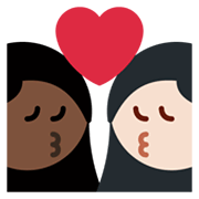 👩🏿‍❤️‍💋‍👩🏻 Emoji sich küssendes Paar - Frau: dunkle Hautfarbe, Frau: helle Hautfarbe Twitter Twemoji 13.1.