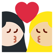 👩🏻‍❤️‍💋‍👩🏼 Emoji sich küssendes Paar - Frau: helle Hautfarbe, Frau: mittelhelle Hautfarbe Twitter Twemoji 13.1.