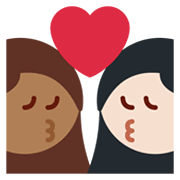 👩🏾‍❤️‍💋‍👩🏻 Emoji sich küssendes Paar - Frau: mitteldunkle Hautfarbe, Frau: helle Hautfarbe Twitter Twemoji 13.1.